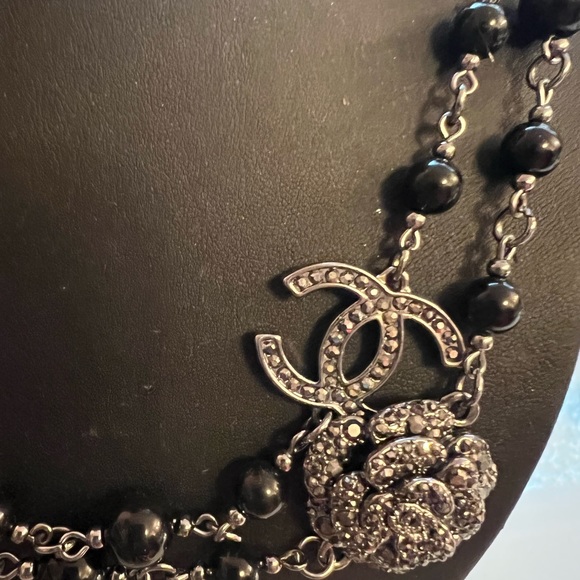 Chanel pearl necklace! Vintage pearls with lots of rhinestone bling! - Picture 4 of 7